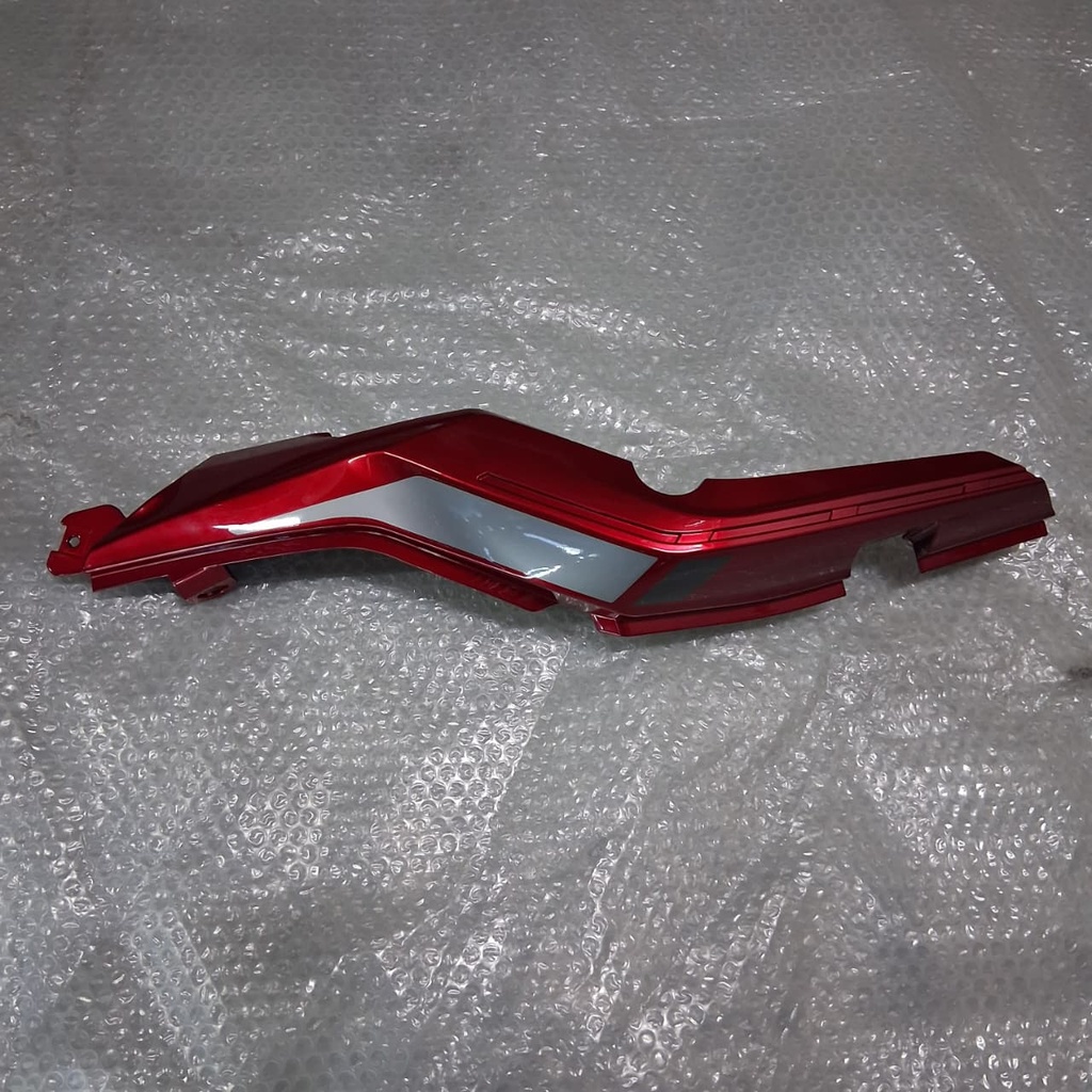 Covertor trasero derecho rojo con calcomanias trk502